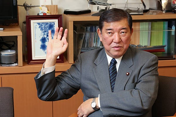 小泉純一郎に任命されて、防衛庁長官に就任