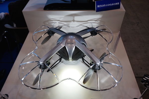 セコムがセキュリティシステムで導入した自律型の小型飛行監視ロボット