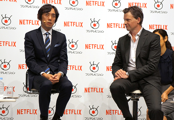 6月17日の記者発表で、フジテレビ大多亮常務（左）とネットフリックス日本法人のグレッグ・ピーターズ代表（右）。