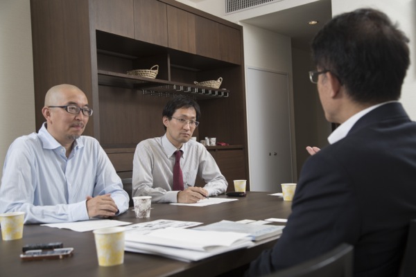 淵田社長に話を聞くスポーツライターの金子達仁（写真左）とデロイトトーマツの里崎慎・会計士（写真中央）