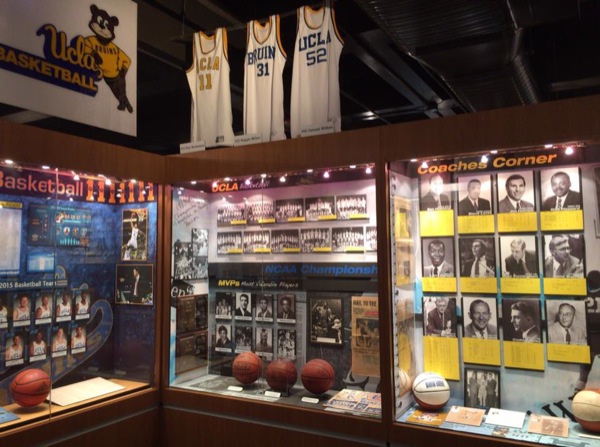UCLAのスポーツ殿堂博物館。バスケットボール部が獲得した数々のタイトルが展示されている（写真：横山匡）