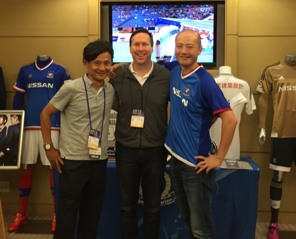 CFG日本代表の利重さんと、ニューヨークシティFCの社長トム・グリック - 日産スタジアムにて（写真提供：馬場）