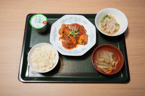 取材当日のタニタの社員食堂のランチ。主菜は「鮭の中華トマトソース」。連載第3回で小澤さんが考える「ビジネスマンの勝負メシ」を取り上げる予定だ（写真：安川啓太）