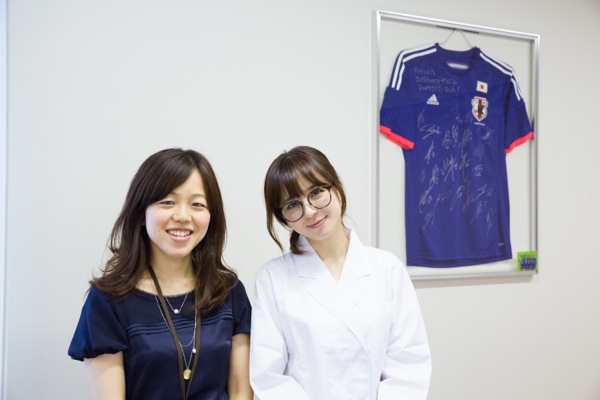 ユニフォームにはブラジルW杯に参加した日本代表選手たちのサインが入っていた（写真：安川啓太）