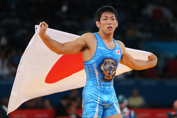 米満達弘は2012年ロンドン五輪で金メダル獲得後、現役の自衛官として史上初の紫綬褒章を受賞（アフロスポーツ）