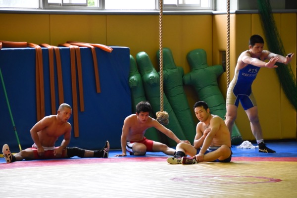 トレーニングで屈強な肉体をつくりあげたレスリングの選手たち