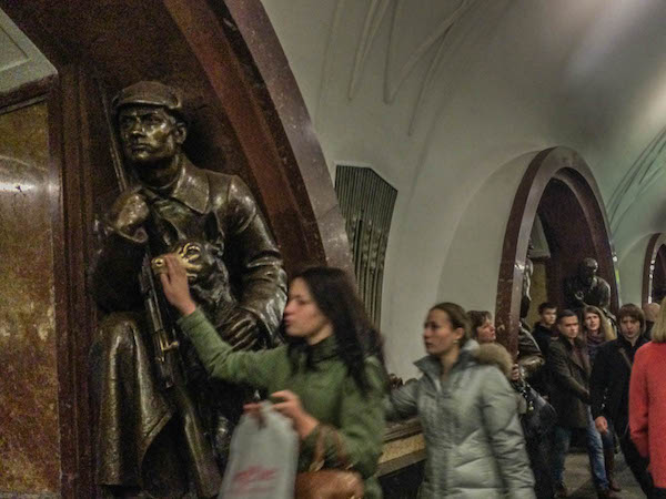 観光客はもちろん、通勤途中のモスクワっ子も鼻を触っていく。（革命広場駅）