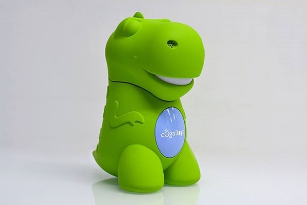Watsonとインターネットでつながり、子どもと会話をしながら一緒に学習するスマートおもちゃ「コグニトーイズ」。2015年3月にはKickstarterで27万5000ドルを調達