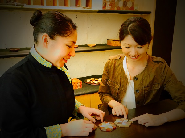 「界 箱根」では伝統的な工芸「寄木細工」を体験できるアクティビティも提供している
