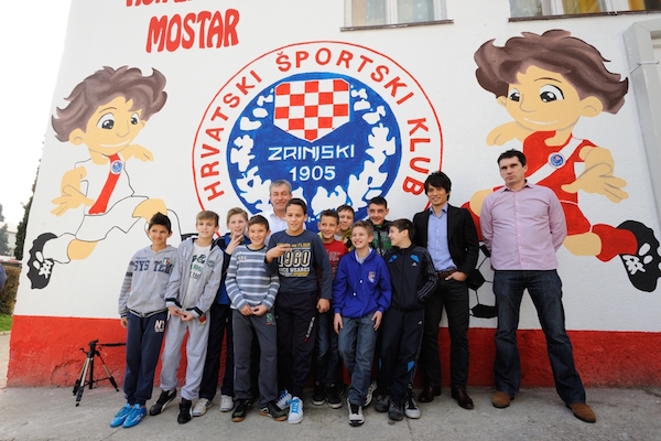  モスタルのクロアチア系住民が運営するサッカークラブ「HSKズリニスキ・モスタル」を訪問し、現地の子どもたちに囲まれる宮本氏。