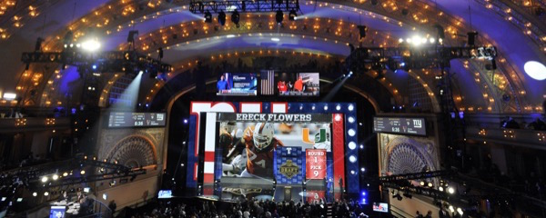 New York Giants selects Miami offensive lineman Ereck Flowers as the ninth pick in the first round of the 2015 NFL Football Draft,  Thursday, April 30, 2015, in Chicago. （AP Photo/Paul Beaty）