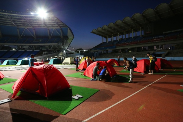 等々力陸上競技場のトラックにテントが張られ、約50人が夜を明かした
