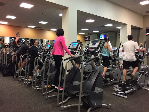 「LA Fitness」トレーニングルーム。マシンの種類も台数も多く、自分のペースでワークアウトできる