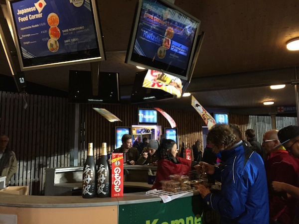 ホルンのホーム試合では、現地の人に身近に感じてもらうために日本食を販売している