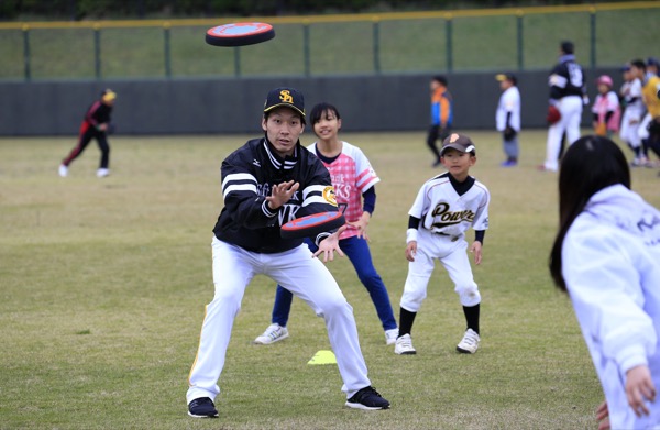 ドッジビーで楽しむ武田翔太投手と子どもたち