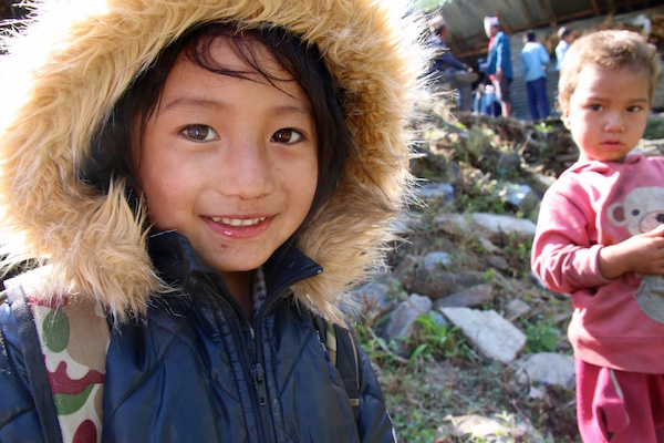 日本のダウンを着て喜ぶネパール・ラムチェ村の子ども