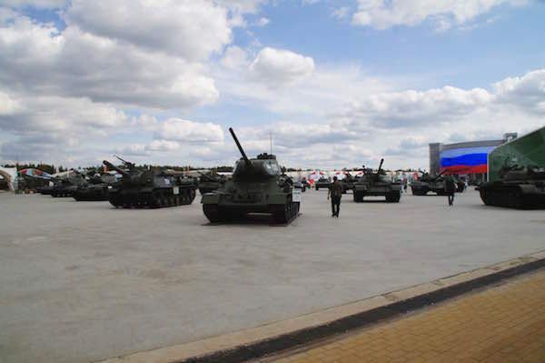 モスクワ郊外に建設された巨大な「愛国者パーク」。広大な敷地内に戦車やミサイルの実物が展示され、最終的にはサバイバルゲームが行えるフィールドなども整備する。全国に支部も設置される計画