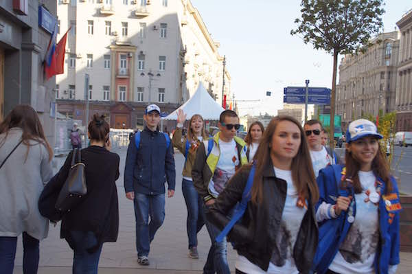 戦勝記念日に従軍経験者を讃える「ゲオルギーのリボン」をつけて歩くモスクワの若者
