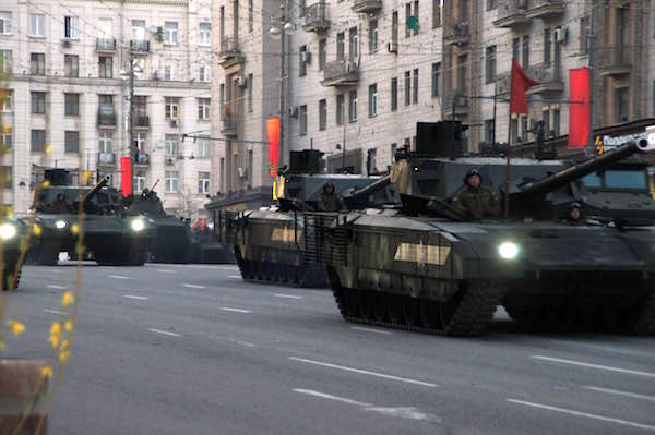 戦勝記念パレードのリハーサルでモスクワの目抜き通りを走る新型戦車T-14。世界で初めて砲塔を無人化したのが特徴で、ロシア軍は2000両以上の大量調達を計画している