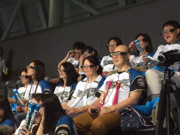 スマートグラスをつけて観戦する台湾人ファンたち