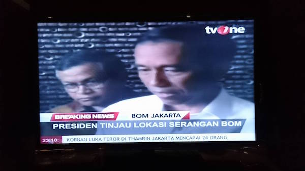 現地のテレビで放送されたジョコ大統領の会見の様子（写真筆者提供）