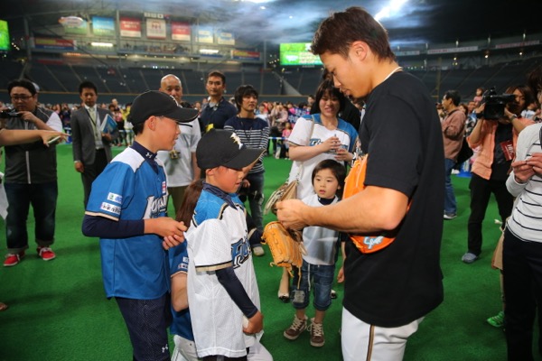 試合前に選手と少年ファンが交流。そうして札幌ドームが特別な空間になる