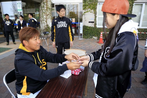 2月14日、松坂大輔ら選手たちが練習の合間に「逆バレンタイン」のイベントを行い、女性ファンにチョコをプレゼントした