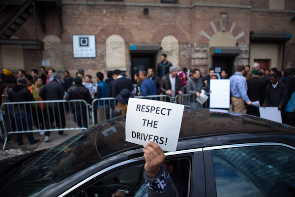 ニューヨークのウーバーオフィスの前で抗議を行うウーバーのドライバーたち（Kevin Hagen/The New York Times）