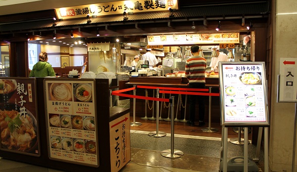 丸亀製麺　新宿クイント店。コンパクトな店内でもロードサイド店と同じ厨房機能（撮影：阿部祐子）