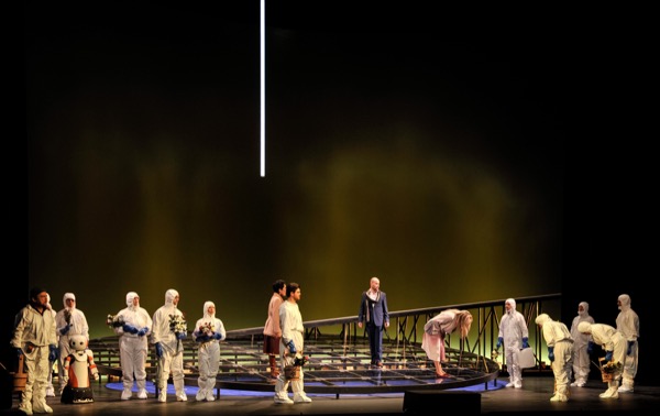オペラ『海、静かな海』の終幕場面。舞台左にはロボットの姿 ©Arno Declair