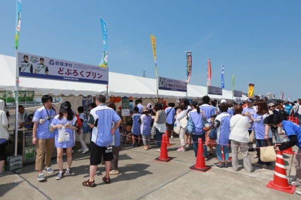 十勝ハーブ牛赤身ステーキ、イチゴアイスクリーム、昆布ドーナツなど北海道各地の名産品が出店され、ファンは舌鼓