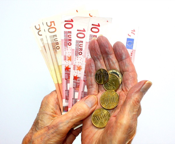 物価高騰と諸税の値上げに苦しむ高齢者 ©Rike / pixelio.de