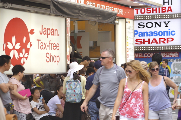 日本を訪れる外国人観光客は年々増加傾向にあるが、その行動パターンはソーシャルの発展によって大きく変化している。（iStock.com/jaraku）
