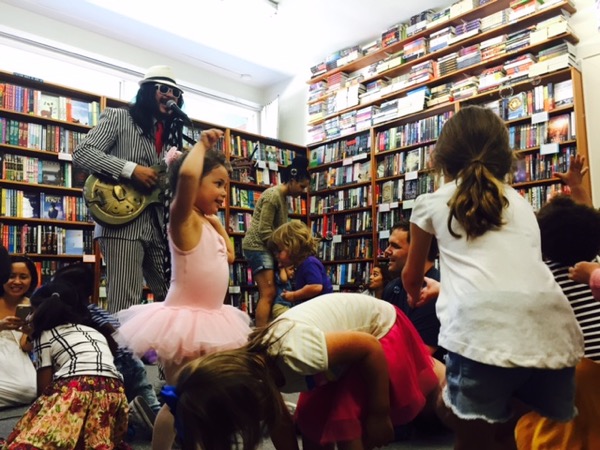 LAの老舗書店で開催された、地元ミュージシャンによる音楽と読み聞かせイベントの様子