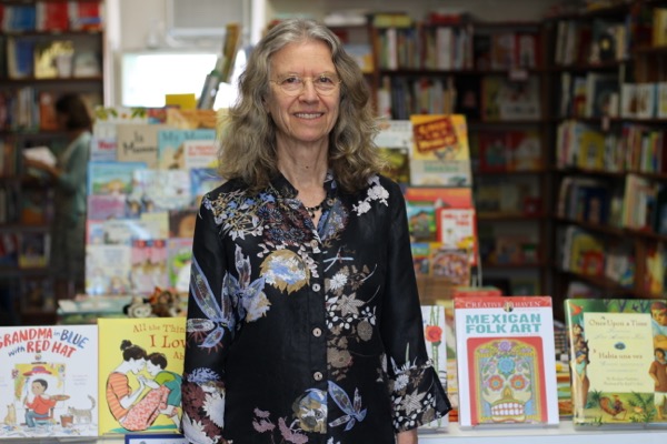 子どもたちに人気の書店「Children’s Book World」のオーナー、Sharon Hearnさんは元国語教師。各地の小学校に出向いて本を売る「出張書店」からこのビジネスを始め、店の開店資金を貯めた。