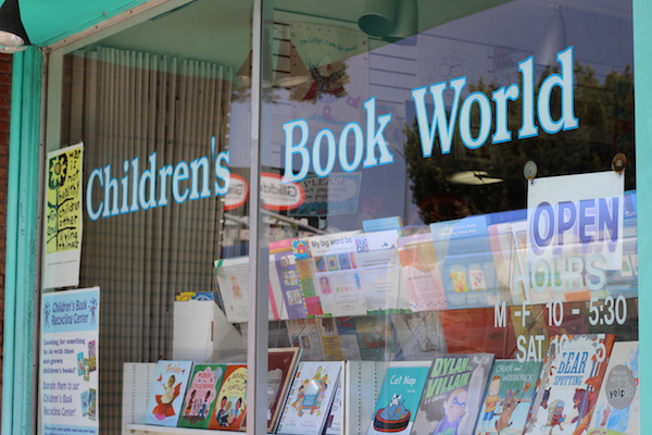 「Children’s Book World」には書店以外の一面も。本を買うお金のない子どものために、古本の回収や無料配布のプロジェクトや、貧困エリアの学校に絵本著者を誘致するイベントコーディネートのボランティアも行っている。
