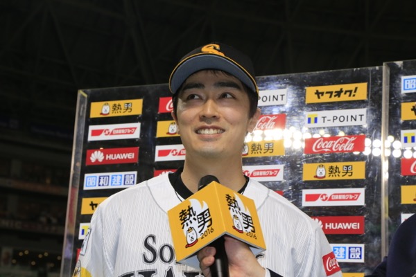 今季メジャーリーグから復帰し、好調の和田毅。ヒーローインタビューのマイクに明るい表情で答える