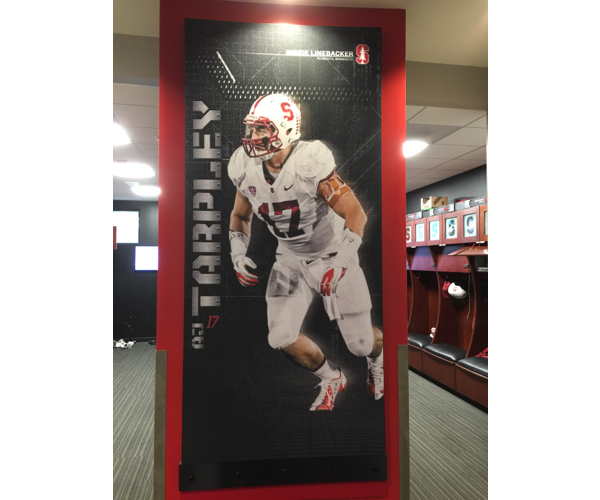 スタンフォード大学アメリカンフットボール部のロッカールームに飾られたAJの写真
