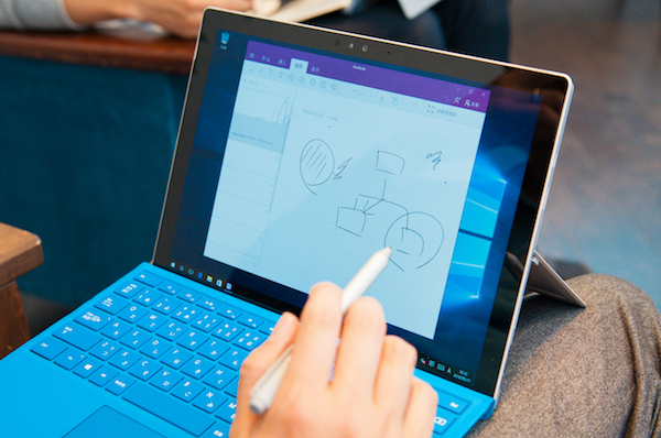 「Surface Pro 4」のペン入力は精度の高さが特徴。ビデオ会議時にホワイトボード代わりとしても使える。