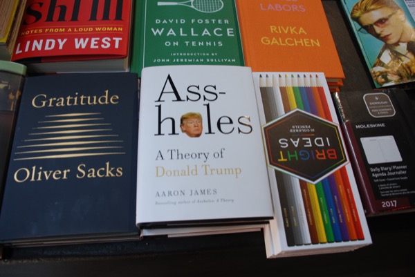 同じ本屋の入り口に平積みされていたトランプ現象を分析した本。その名も「嫌なヤツ（Assholes）‐ドナルド・トランプの理論」