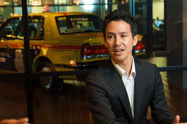 川鍋一朗（かわなべ・いちろう） 日本交通 代表取締役会長。マッキンゼーを経て2000年日本交通に入社。2005年代表取締役社長就任。日本交通グループとして約5000台の国内最大手のハイヤー・タクシー会社を牽引。2013年に全国ハイヤー・タクシー協会の副会長、2014年東京ハイヤー・タクシー協会の会長に就任。2015年より知識賢治を社長に迎え、自身は子会社である「全国タクシー」アプリ運営会社JapanTaxiの社長業に注力している。NewsPicksプロピッカー。