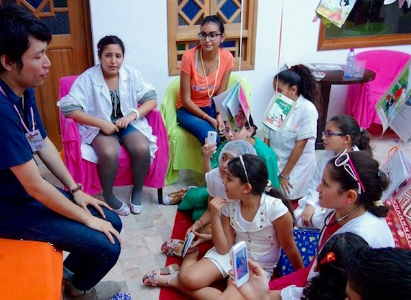 チュニジアの子どもたちにアラビア語で日本文化について説明する山下書記官（左端）