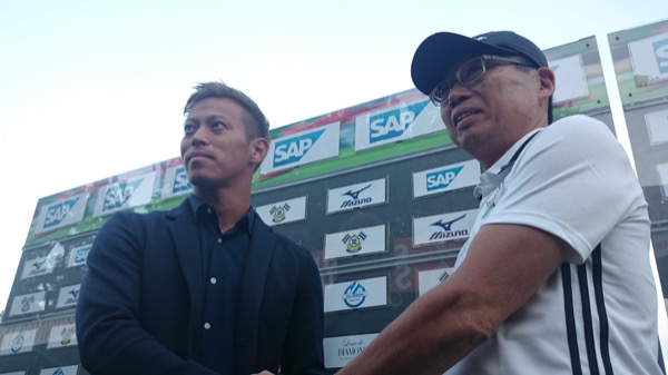 7月6日にはSAPの協力で岡田武史（右）がオーナーを務めるFC今治とのプレシーズンマッチが実現