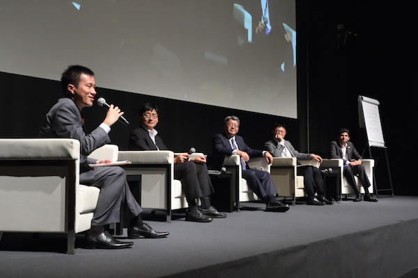 司会はユーザベースのチーフアナリスト、加藤淳（一番左）が務めた
