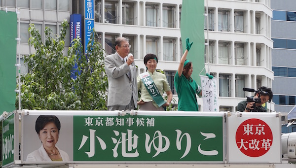 新宿駅西口でスピーチする小池百合子氏。名古屋市長の河村たかし氏、元国務大臣の笹川堯氏らが応援にかけつけた