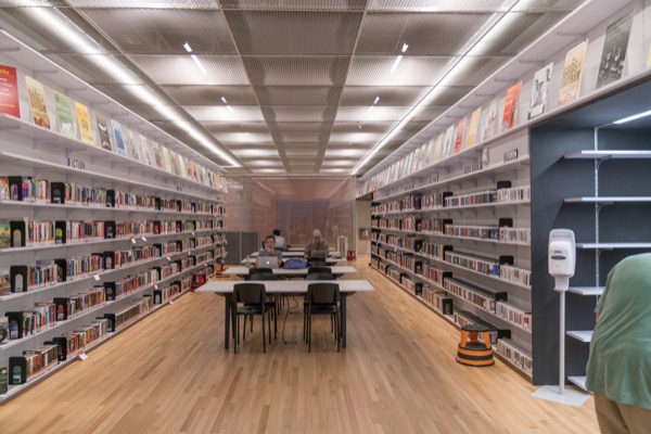 美術館など多くの作品を手掛けるメキシコの建築家テン・アルキテクトスが設計した、マンハッタン53丁目の図書館。近隣にはMOMAがあり、協業したイベントや講座も提供。同図書館内には120人を収容できる劇場やキッズルーム、68台のコンピューターが完備され、まさに「最新設備を備えた未来型の図書館」だ。