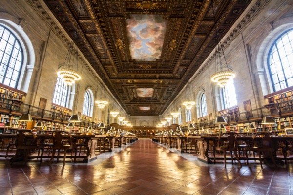 マンハッタンの5番街42丁目にある、ニューヨーク公共図書館のシンボル、ライオンの像が入り口にある、スティーブン・エー・シュワルツマン・ビルディング内の図書館。ヨーロッパの古典建築様式を用いた重厚感のある華麗な建物の中は、本やグッズの販売、コーヒーショップなどもある。
