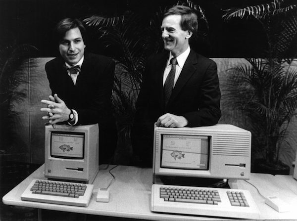 1984年、ジョン・スカリーは、スティーブ・ジョブスとともに初代Macを発表した（写真：アフロ）