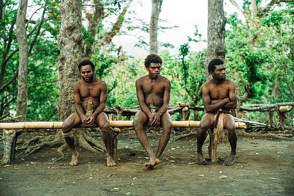 部族　裸 企画〉アフリカの現地部族の中に日本の四十路熟女が上半身裸で ...
