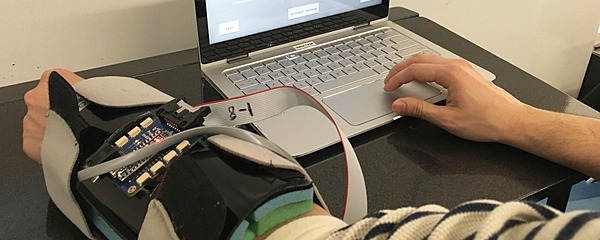 メッセージを振動に変換 フェイスブックが 皮膚で読む 試作機